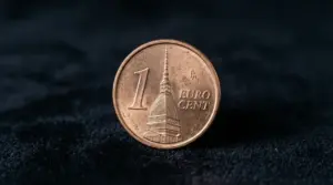 Moneta da 1 centesimo con la Mole Antonelliana su sfondo scuro
