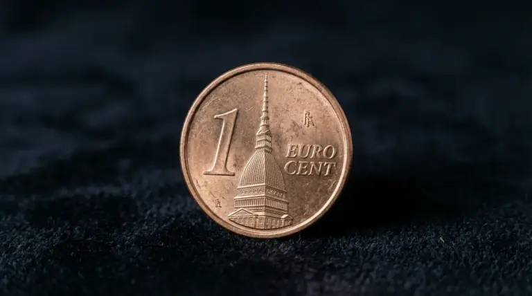 Moneta da 1 centesimo con la Mole Antonelliana su sfondo scuro