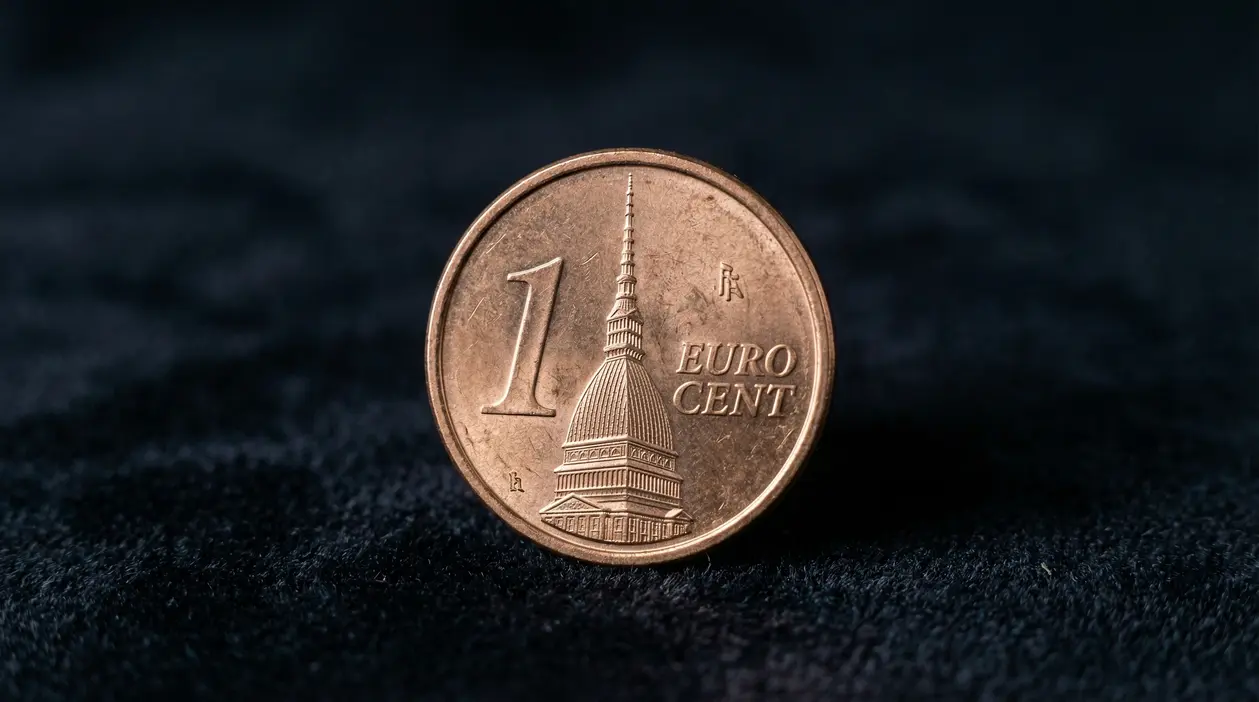 Moneta da 1 centesimo con la Mole Antonelliana su sfondo scuro
