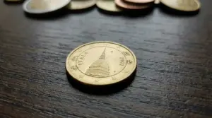 Moneta da 10 centesimi del 2002 con possibile errore di conio su superficie in legno