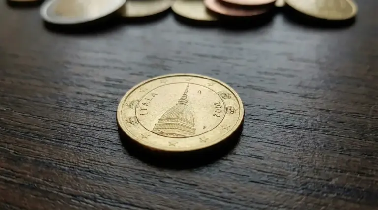 Moneta da 10 centesimi del 2002 con possibile errore di conio su superficie in legno