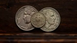 Vecchie monete italiane in primo piano su sfondo di legno scuro