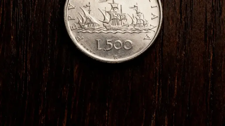 Vecchia moneta da 500 lire in argento su sfondo di legno scuro