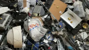 Un mucchio di rifiuti elettronici con alcuni pezzi d'oro visibili tra i dispositivi dismessi
