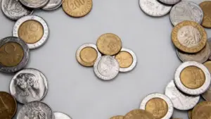 Vecchie monete italiane disposte su una superficie chiara