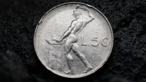 Moneta da 50 lire del 1958 con figura mitologica del Vulcano