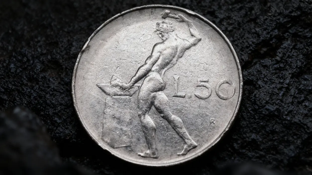 Moneta da 50 lire del 1958 con figura mitologica del Vulcano