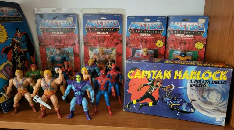 Action figure vintage di He-Man, Skeletor, Spider-Man e scatola di Capitan Harlock esposte su uno scaffale