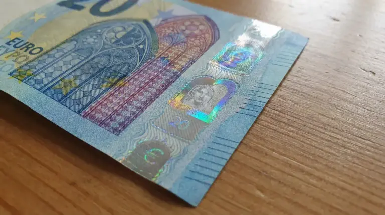 Dettaglio di una banconota da 20 euro con elementi di sicurezza visibili