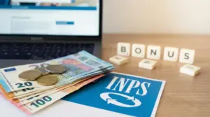 Banconote euro, monete, logo INPS e computer su scrivania