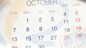 Un primo piano di un calendario del mese di ottobre con i giorni evidenziati