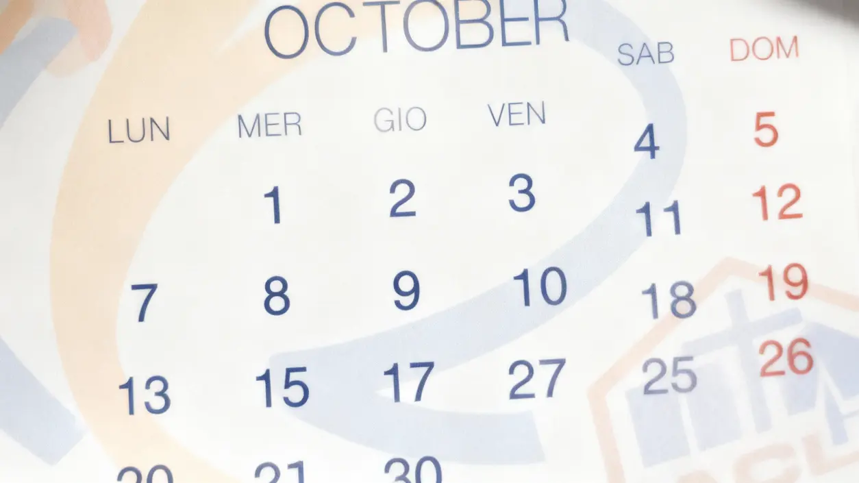 Un primo piano di un calendario del mese di ottobre con i giorni evidenziati