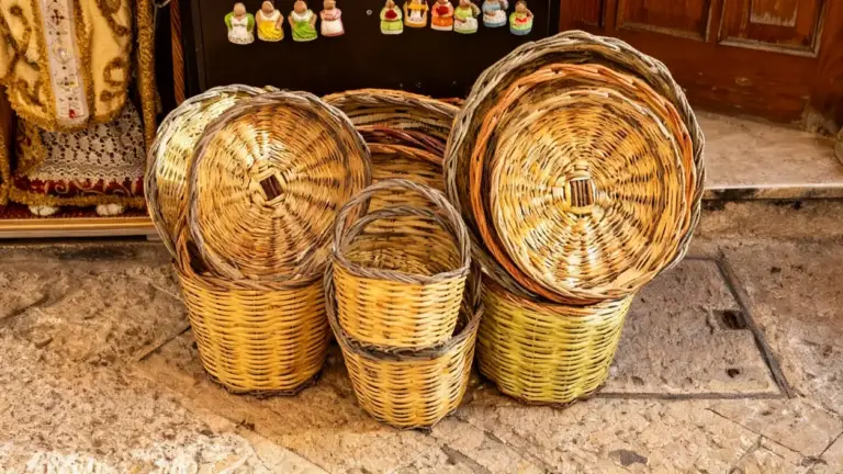 Vecchi cesti in vimini intrecciati esposti su una strada lastricata