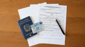 Documenti necessari per l'esenzione ticket tra cui modulo, passaporto e tessera sanitaria su un tavolo