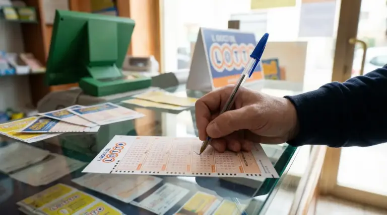 Una persona compila una schedina del Lotto su un bancone in ricevitoria