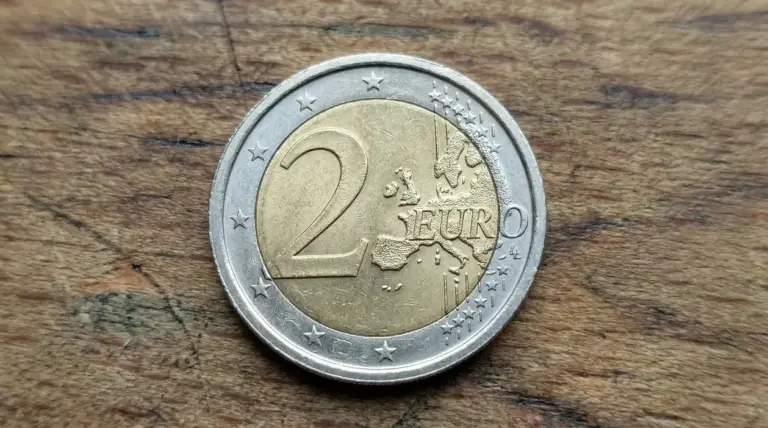 Moneta da 2 euro con potenziale errore di conio su superficie lignea