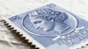 Francobollo italiano vintage da 15 lire con profilo femminile in primo piano