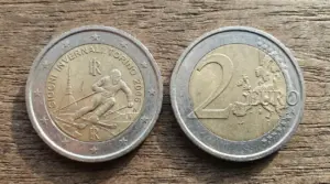Moneta da 2 euro commemorativa dei Giochi Invernali di Torino 2006 su fondo in legno