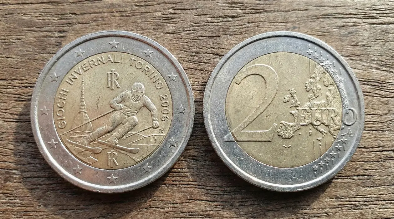Moneta da 2 euro commemorativa dei Giochi Invernali di Torino 2006 su fondo in legno