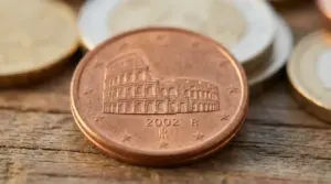 Primo piano di una moneta da 5 centesimi con il Colosseo inciso