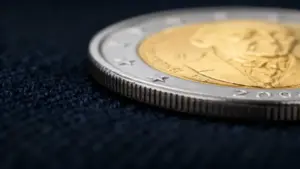 Dettaglio ravvicinato di una moneta da 2 euro del 2004 su sfondo scuro