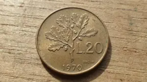 Moneta italiana da 20 lire del 1970 con la dicitura 'prova' su sfondo di legno