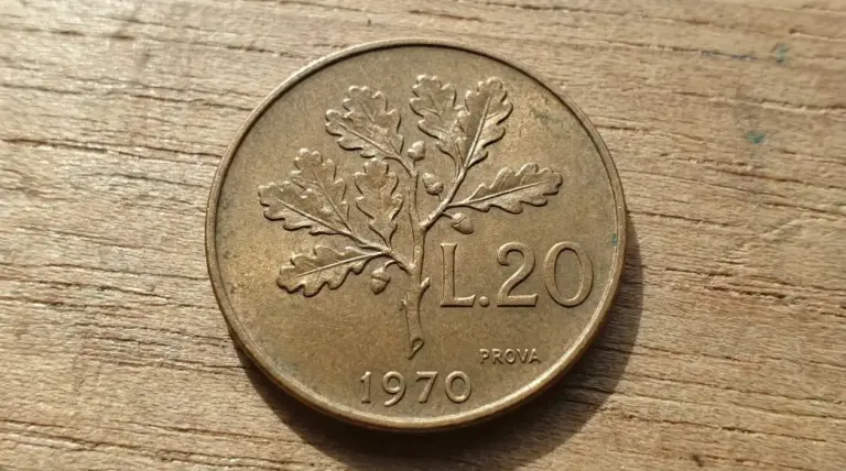 Moneta italiana da 20 lire del 1970 con la dicitura 'prova' su sfondo di legno