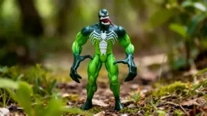 Action figure su sfondo naturale con vegetazione sfocata