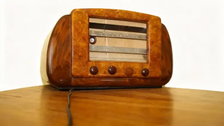 Radio a valvole vintage con struttura in legno su un tavolo
