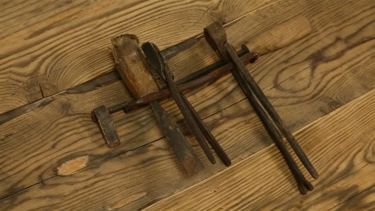 Vecchi utensili da falegname su tavola in legno