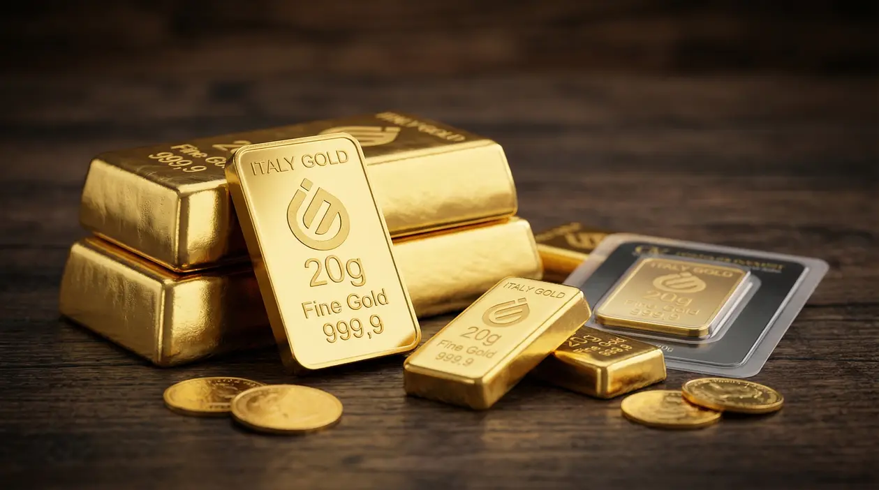 Lingotti e monete d'oro su tavolo in legno, simbolo di investimento sicuro