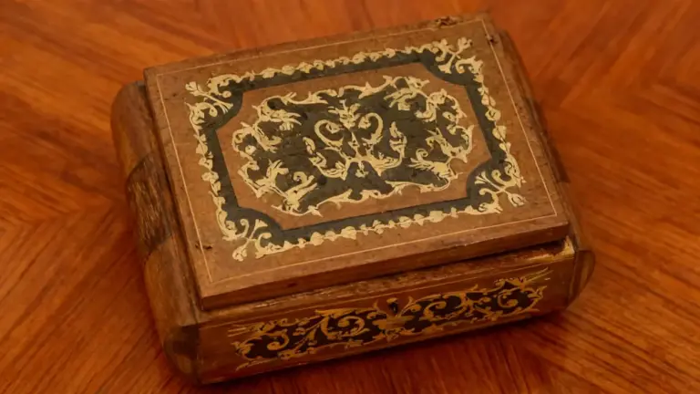 Portagioie in legno antico con intagli decorativi su un tavolo