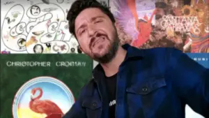 Una persona davanti a una parete decorata con copertine di vinili anni '70